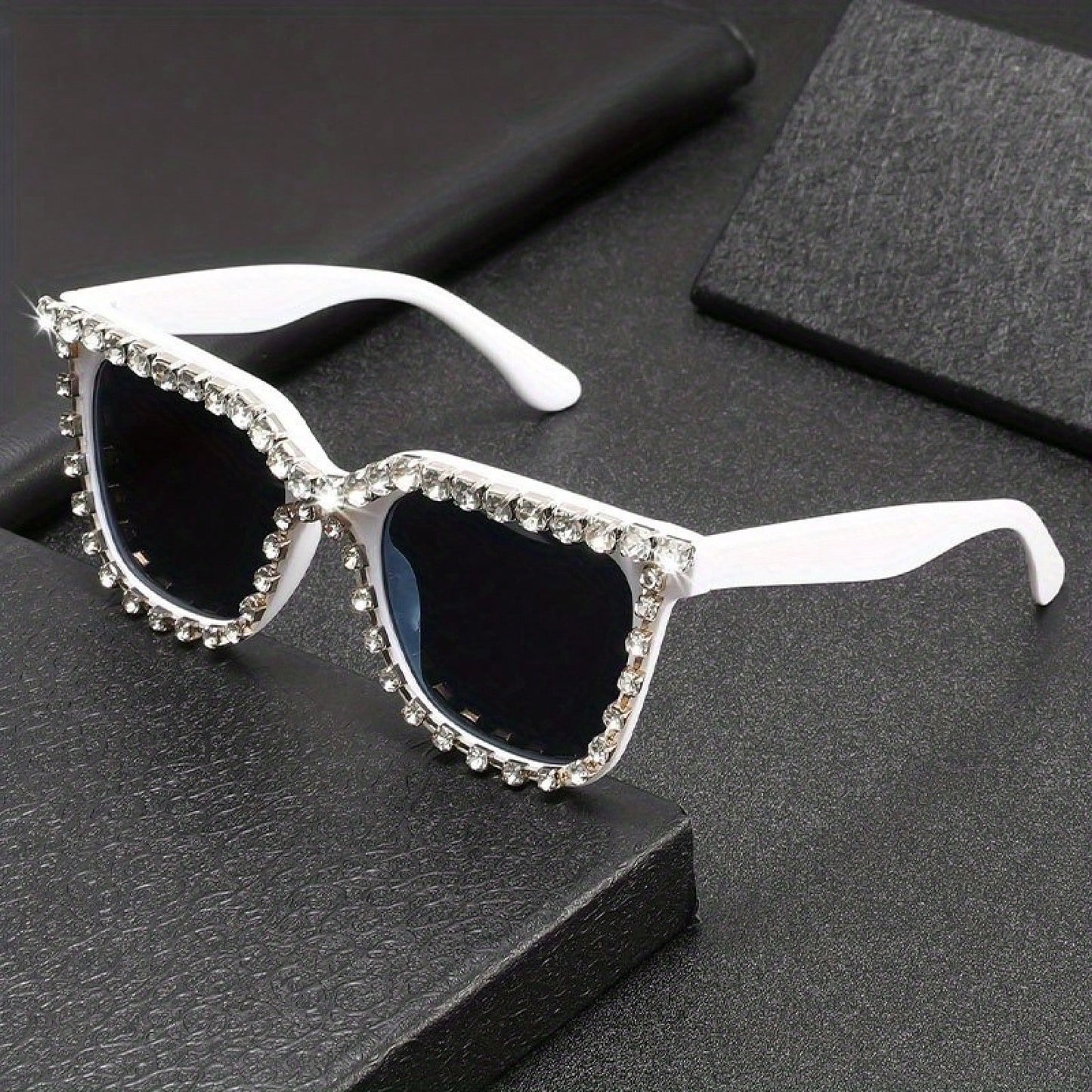 A Pair Of Fashionable Large-Frame Cat-Eye With Rhinestone
